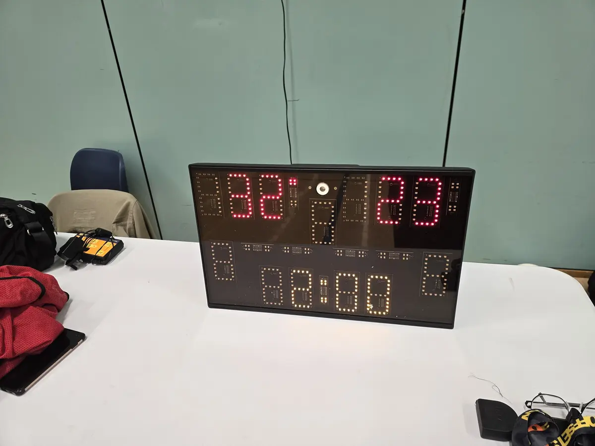 LED-Anzeigetafel mit Spielstand und Zeit