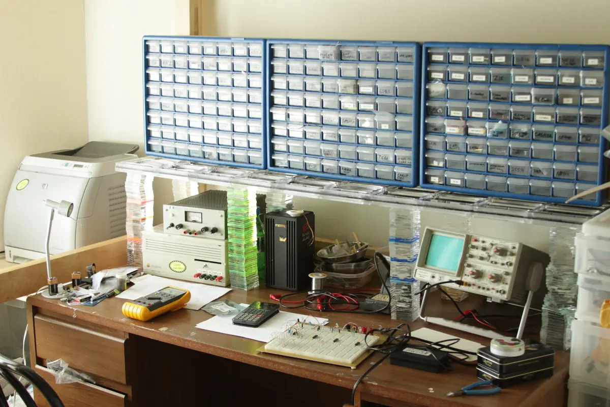 Elektronik-Arbeitsplatz mit Messgeräten und Sortimentskästen