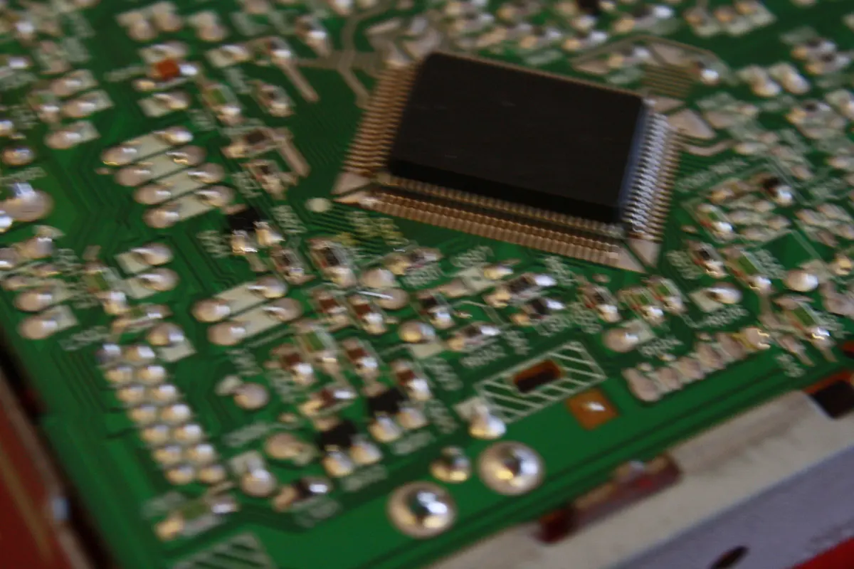 Nahaufnahme eines Chips auf einer grünen Platine